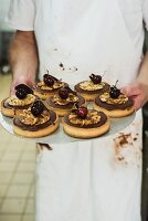 Chocolate tartlets with cherries
