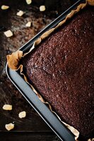 Rich gingerbread cake in a baking tin (seen from above)