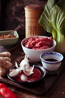 Zutaten für langsam gebratene Rinderbrust mit Ingwer, Chili, Knoblauch, Sichuanpfeffer, Sternanis und Pak Choi