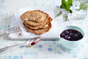 Power-Pancakes mit Heidelbeer-Sirup (vegan)