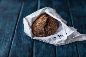 Hausgemachtes Roggenbrot in einer Stoffserviette