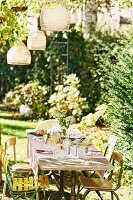 Dekorierter Tisch mit Lampions zur Gartenparty