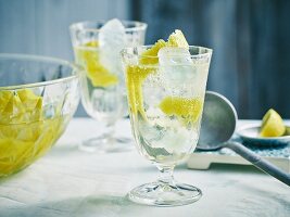 Eisgekühlte Zitronen-Bowle