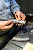 Messer-Herstellung, Griff aus Horn wird zurecht gesägt