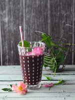 A blueberry and kiwi smoothie with wild herbs and hedge roses