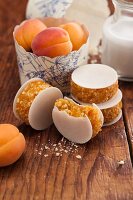 Apricot cakes with wafers to take away