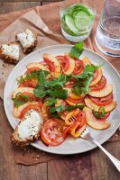 Nektarinen-Tomaten-Carpaccio mit Ziegenfrischkäsebrot