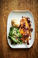 Geräucherte Ente, glasiert mit Ahornsirup-Rotwein, Preiselbeeren, Haselnusssalat und Kartoffelpüree