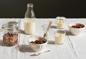 Gedeckter Frühstückstisch mit Müsli und Milch