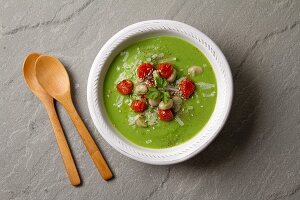 Creamy soup with broad beans and tomatoes