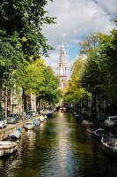 Blick über die Groenburgwal-Gracht auf die Zuiderkerk, Amsterdam, Niederlande
