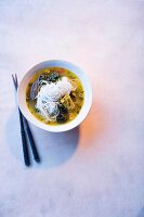 Pho (Suppe, Vietnam) mit Tofu, Reisnudeln, Meeresschnecken, Kochbanane und Pak Choi