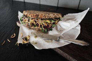 Vollkorn-Sandwich mit Gemüse und krusprigen Mehlwürmern