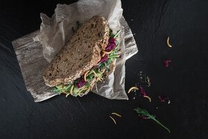 Vollkorn-Sandwich mit Gemüse und knusprigen Mehlwürmern