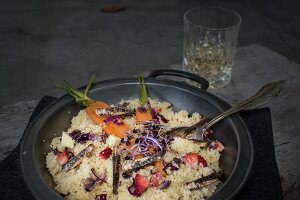 Erdbeerrisotto mit Frühlingsgemüse und Heuschrecken