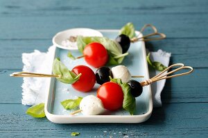 Mozzarella and tomato skewers with black olives (simple glyx)