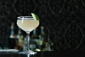 Cocktail Margarita auf Bartheke