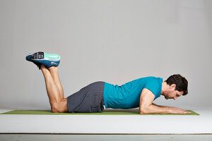 Shoulder blade exercise – Step 1: legs bent, support yourself on your elbows