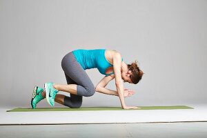 All-fours crunches – Step 2: draw opposite leg and arm in