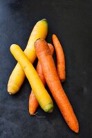 Gelbe und orangefarbene Bio-Karotten