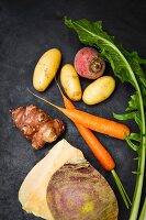 Zutaten für veganes Ofengemüse (Möhren, Rote Bete, Tonda di Chioggia, Löwenzahn, Kartoffeln, Topinambur)