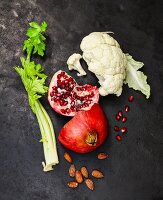 Vegane Zutaten: Stangensellerie, Granatapfel, Blumenkohl, Mandeln
