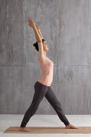 Krieger (Yoga), Schritt 1: Ausfallschritt, Arme über Kopf