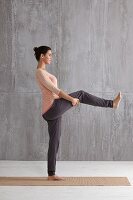 Standing single leg balance (pilates) – Step 1: stand, raise leg