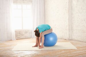 Relaxing the spine – Step 2: roll your upper body forward