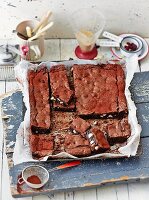 Chocolate and macadamia nut brownies with caramel (USA)