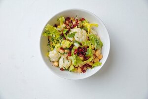 Blumenkohlsalat mit Kichererbsen, Romanasalat und Berberitzen