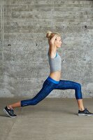 Lunge with twist – Step 1: knee above foot