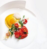 Großes Eierraviolo mit Spinat, Tomatensugo und frittiertem Salbei