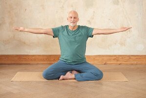 Breathing window (yoga) – On the mat: lotus position, arms stretched to the side