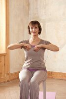 Schulterkreisen (Yoga), Schritt 2: Fäuste vor Schlüsselbein