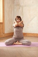 Shoulder circles (yoga), on the mat: lotus position, elbows together
