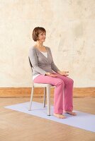 Tiefenentspannung (Yoga), Schritt 1: Sitzen, Handrücken auf Oberschenkel