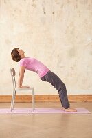 Bogen (Yoga), Schritt 2: Becken anheben