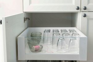 Offener Küchenschrank mit Schublade und Gläser