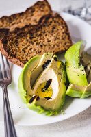 Frische geschnittene Avocado mit Balsamico