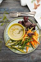 Beans, carrots and beetroot with a dip (seen from above)