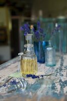 Lavendelöl in der Glasflasche