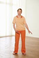 Baidong: sidewards waves (Qigong) – Step 2: side wave movement with tailbone to the left