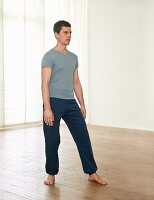 The lunge (Gongbu, Qigong) – Step 1: weight on right leg, turn torso to the left