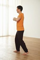 Balancing yin and yang (Yinyang Tiaoxie, Qigong) – Step 4: weight on right foot, hands at chest height