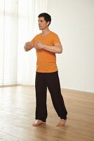 Yin und Yang ausgleichen (Yinyang Tiaoxie, Qigong), Schritt 6: Gewicht auf rechten Fuß, Hände auf Brusthöhe