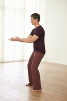The sun rising (Risheng, Qigong) – Step 1: basic position, raise arms in front of the body, palms up