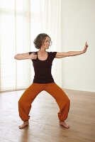 Drawing the bow (qigong) – Step 4: stretch out left arm and bend right arm