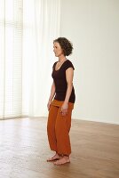 Shaking the back (qigong) – Step 3: lower feet, bend knees