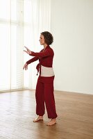 Warding off the monkey (qigong) – Step 5: turn to the right, bring right arm to the right